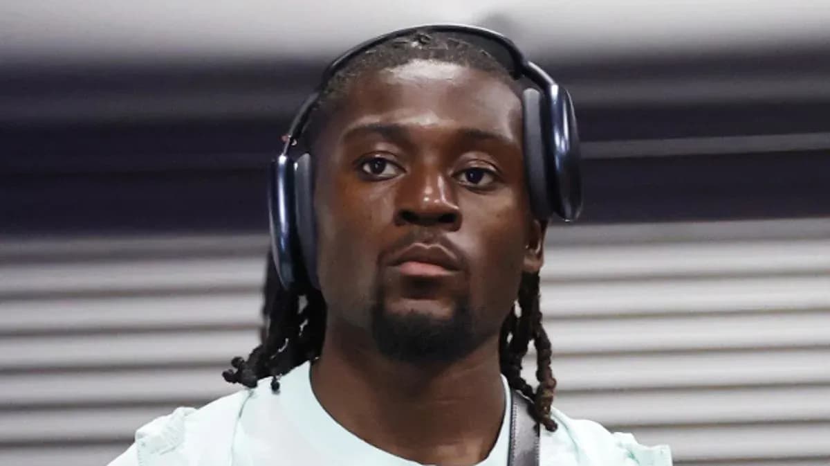 Jugador con auriculares en un vestíbulo