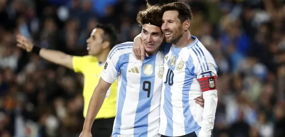 Jugadores de Argentina celebrando en el campo
