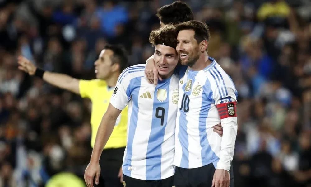 Jugadores de Argentina celebrando en el campo