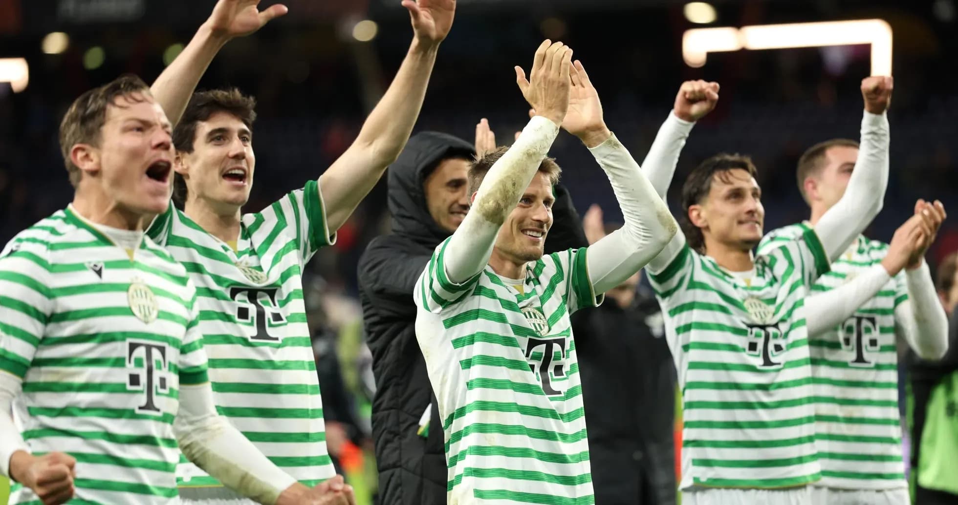 Jugadores de Ferencvarosi TC celebrando una victoria