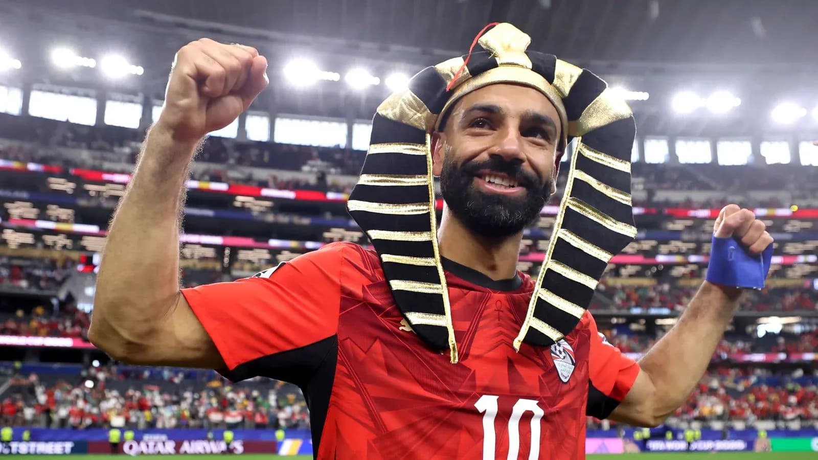 Jugador con camiseta roja y tocado egipcio celebrando