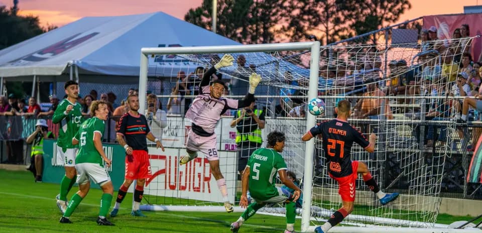 Acción de gol en partido de fútbol