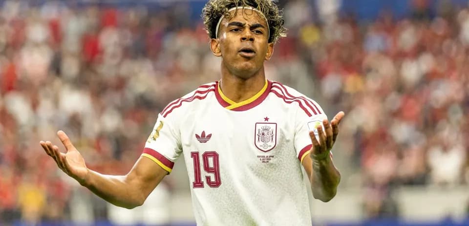 Jugador de España mostrando frustración en el campo