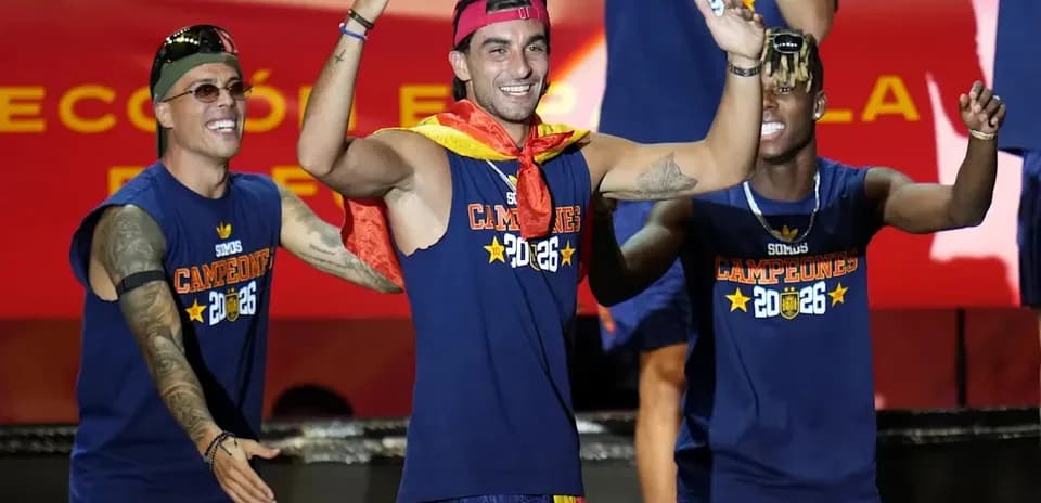 Jugadores celebrando con camisetas de campeones