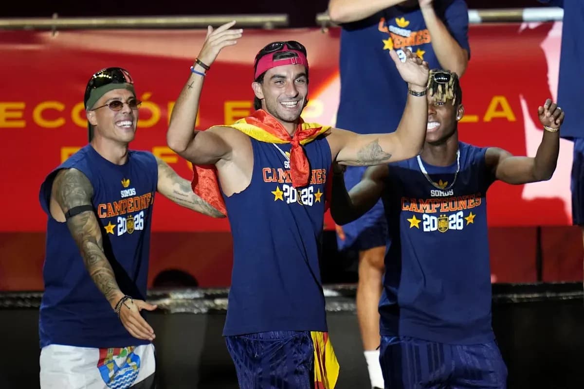 Jugadores celebrando con camisetas de campeones