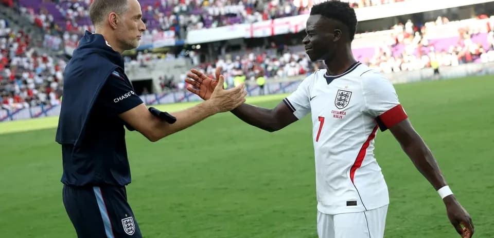 Entrenador y jugador de Inglaterra saludándose tras partido