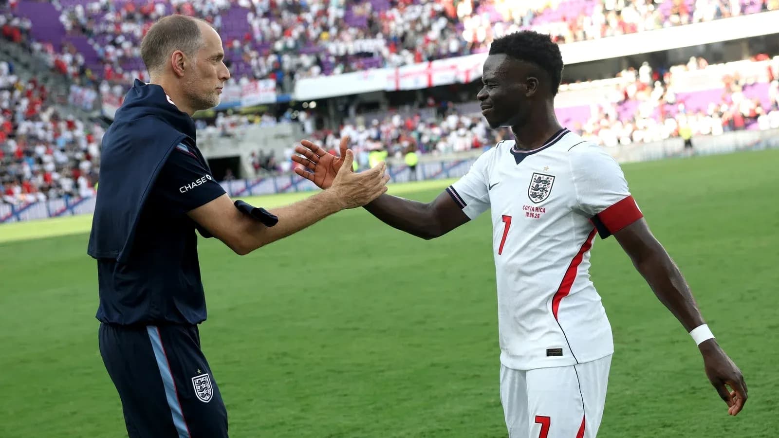Entrenador y jugador de Inglaterra saludándose tras partido