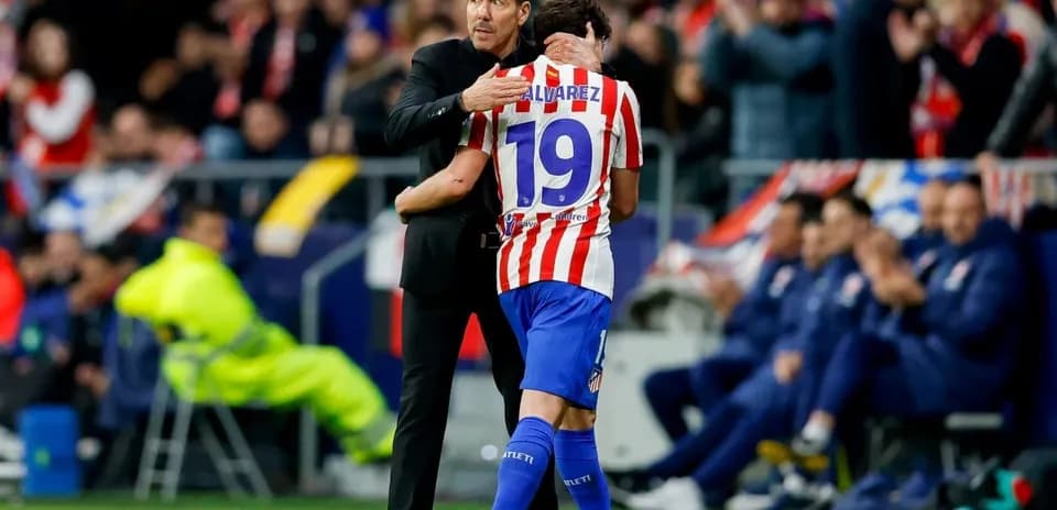 Entrenador abrazando a jugador en el banquillo