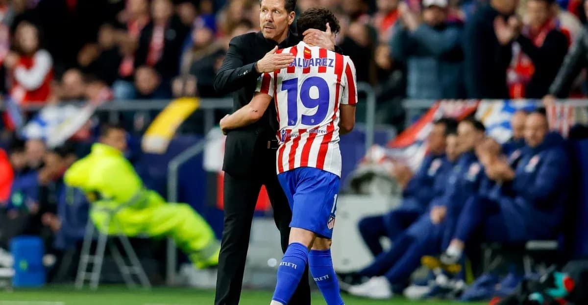 Entrenador abrazando a jugador en el banquillo