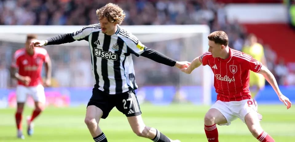 Jugadores de Nottingham Forest y Newcastle compiten por el balón