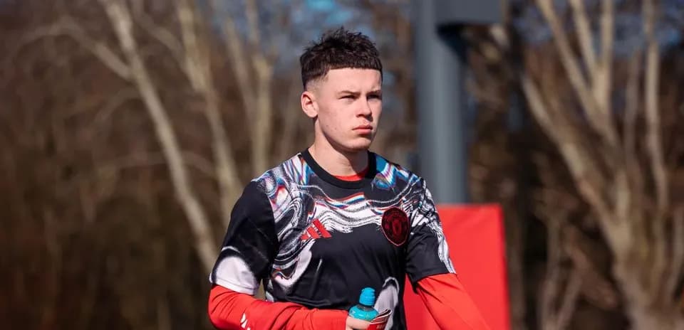 Jugador de fútbol en sesión de entrenamiento