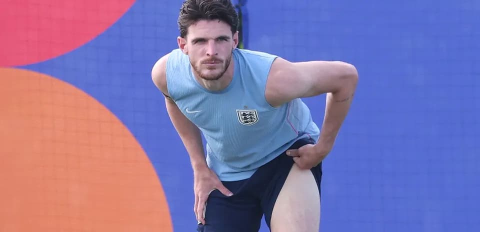Jugador estirándose durante entrenamiento con Inglaterra