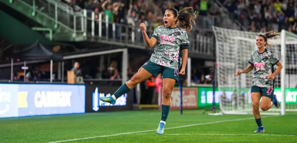 Jugadora celebra gol en partido de fútbol femenino