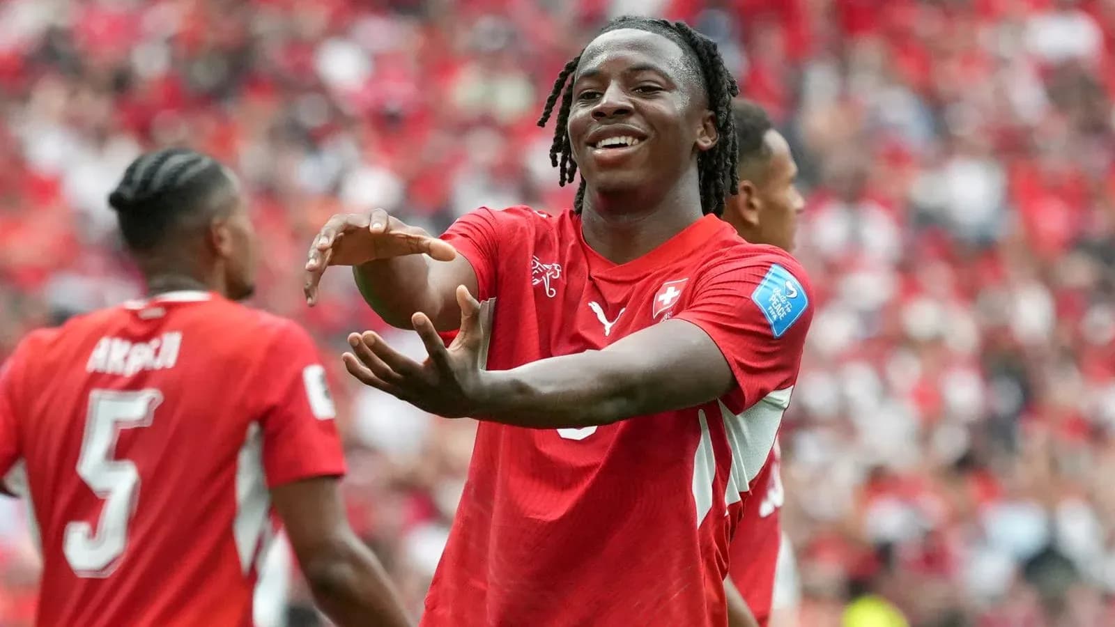 Jugador suizo celebrando con compañeros en el campo