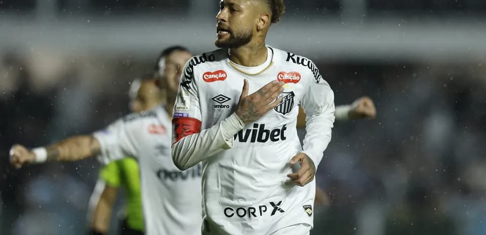 Neymar celebrando un gol con el Santos en lluvia