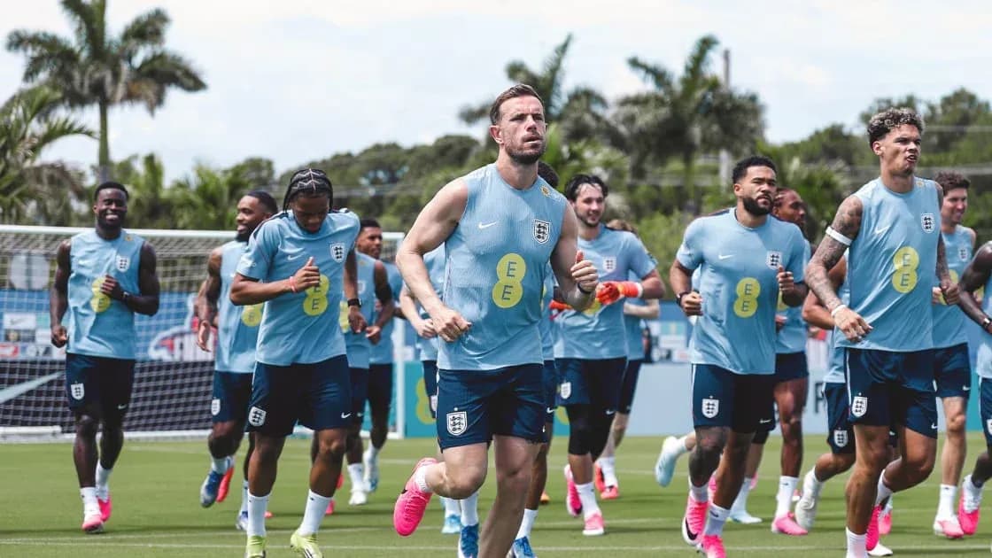 Jugadores de Inglaterra corriendo durante entrenamiento