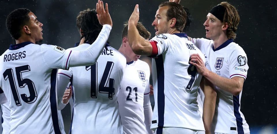Jugadores de Inglaterra celebrando un gol en partido