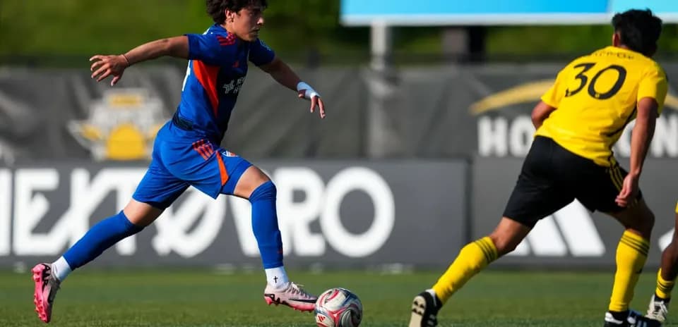 Jugador de FC Cincinnati II corriendo con el balón