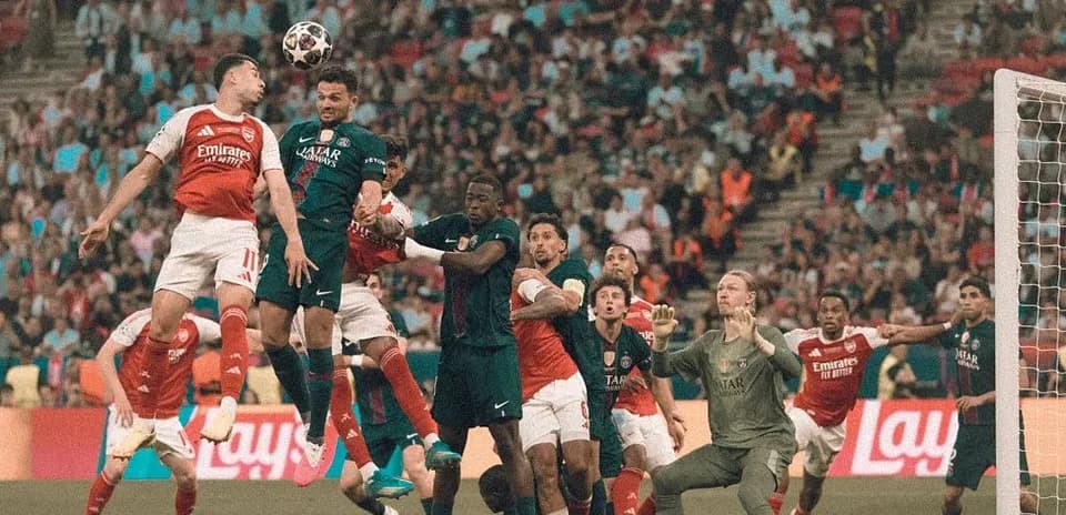 Jugadores disputando un balón en el área penal