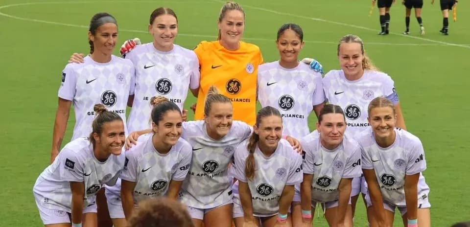 Jugadoras de Racing Louisville posando en equipo