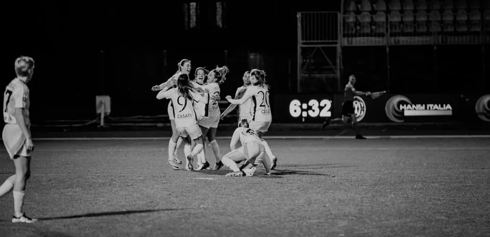 Celebración de goles en partido de fútbol femenino