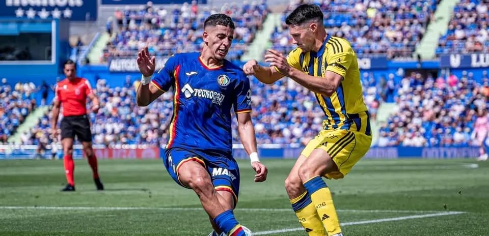 Jugadores compitiendo en un partido de fútbol