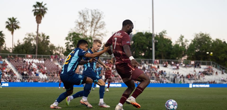 Dos jugadores compitiendo por el balón en el partido