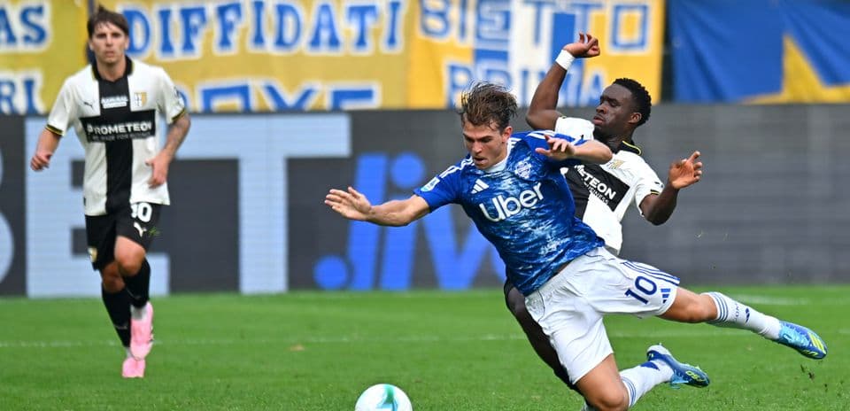Jugador de Como cae ante defensor de Parma
