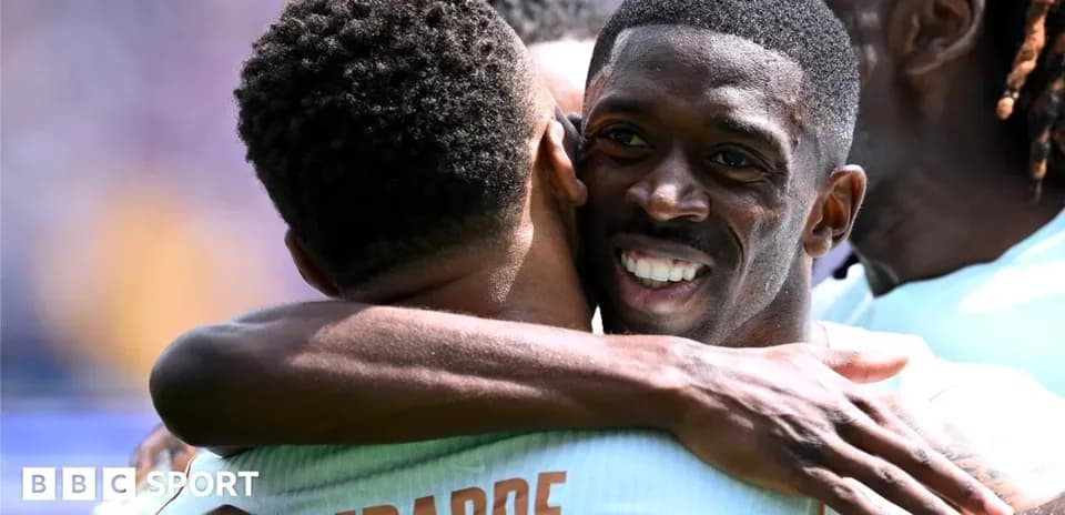 Jugadores celebrando un gol con un abrazo