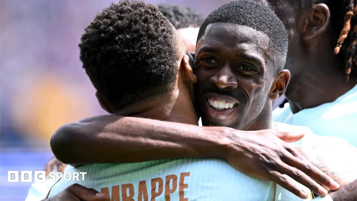 Jugadores celebrando un gol con un abrazo