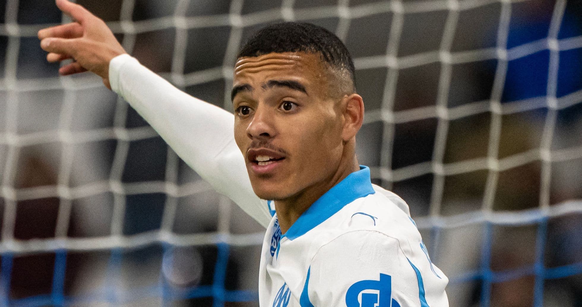 Jugador del Olympique de Marsella señalando durante el partido