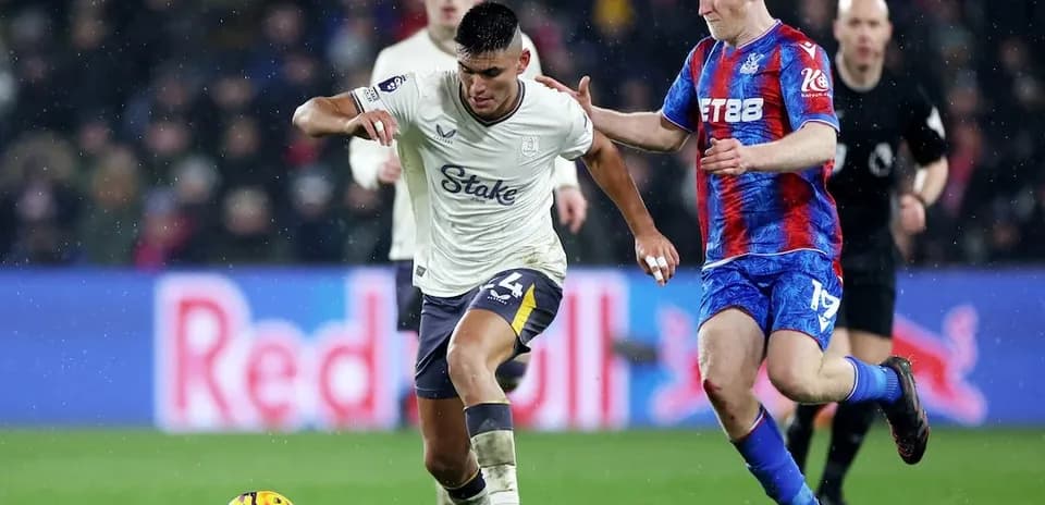 Jugador de Crystal Palace persigue a oponente