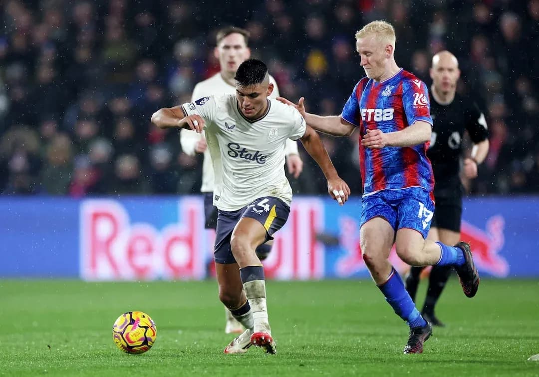 Jugador de Crystal Palace persigue a oponente