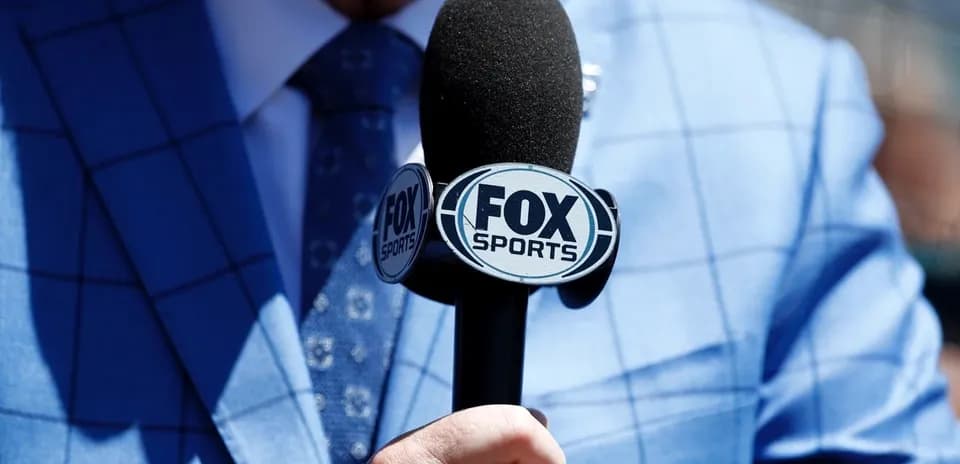 Micrófono de FOX Sports en mano de presentador