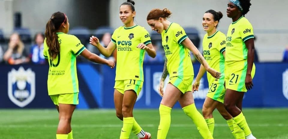 Jugadoras del Washington Spirit celebrando en el campo