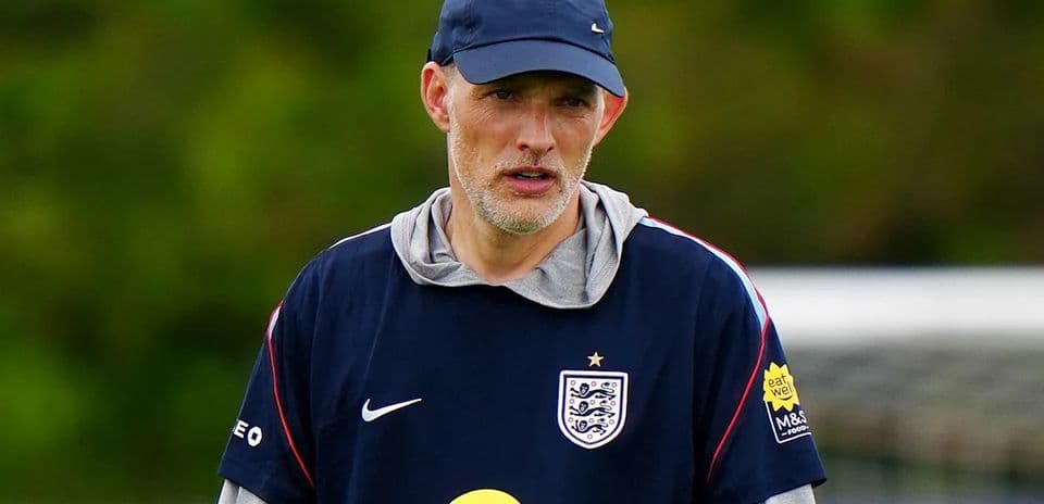 Entrenador dirigiendo sesión de entrenamiento de la selección