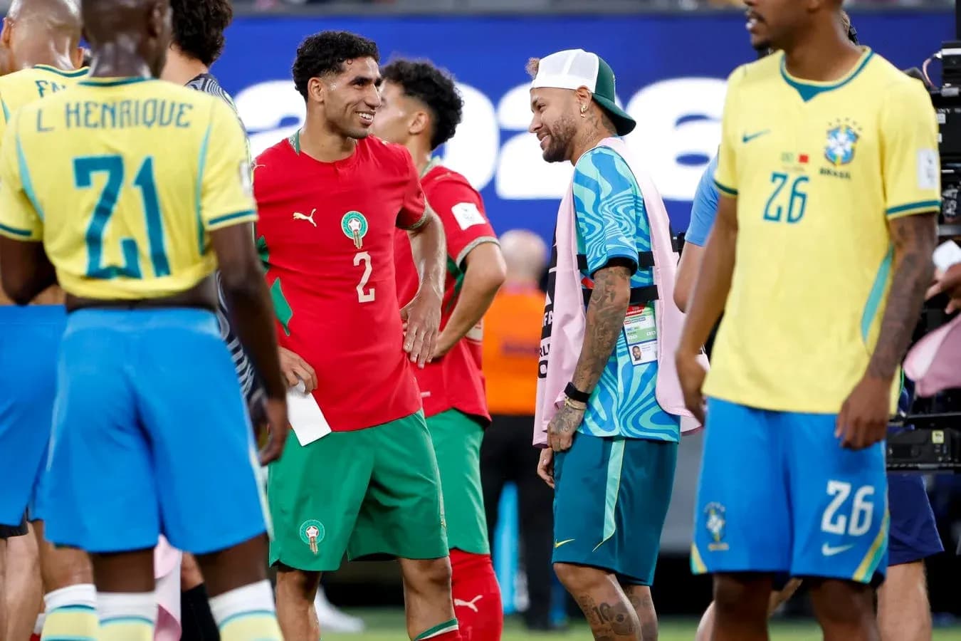 Jugadores de Marruecos y Brasil conversando en el campo