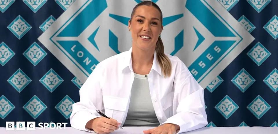 Jugadora firmando contrato en mesa con fondo azul