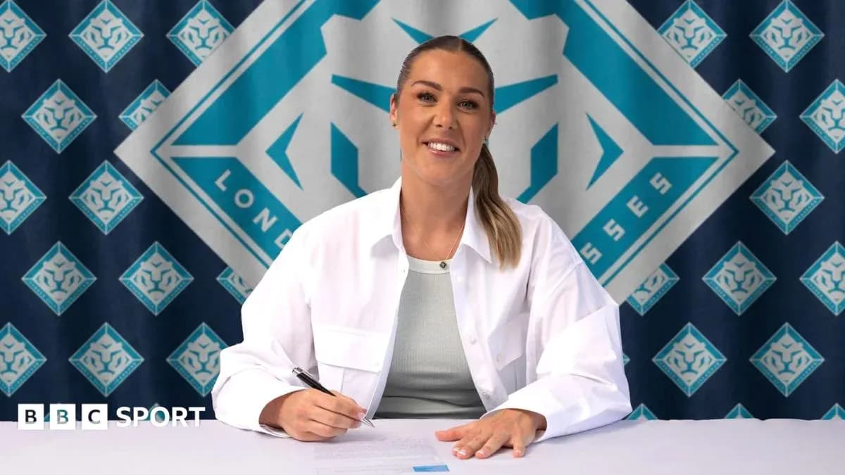 Jugadora firmando contrato en mesa con fondo azul