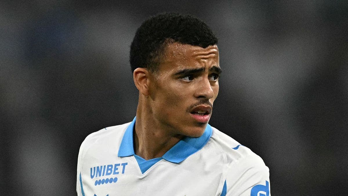 Jugador de fútbol con camiseta blanca en acción