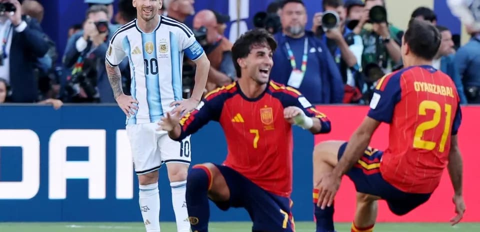 Lionel Messi y jugadores españoles en el partido