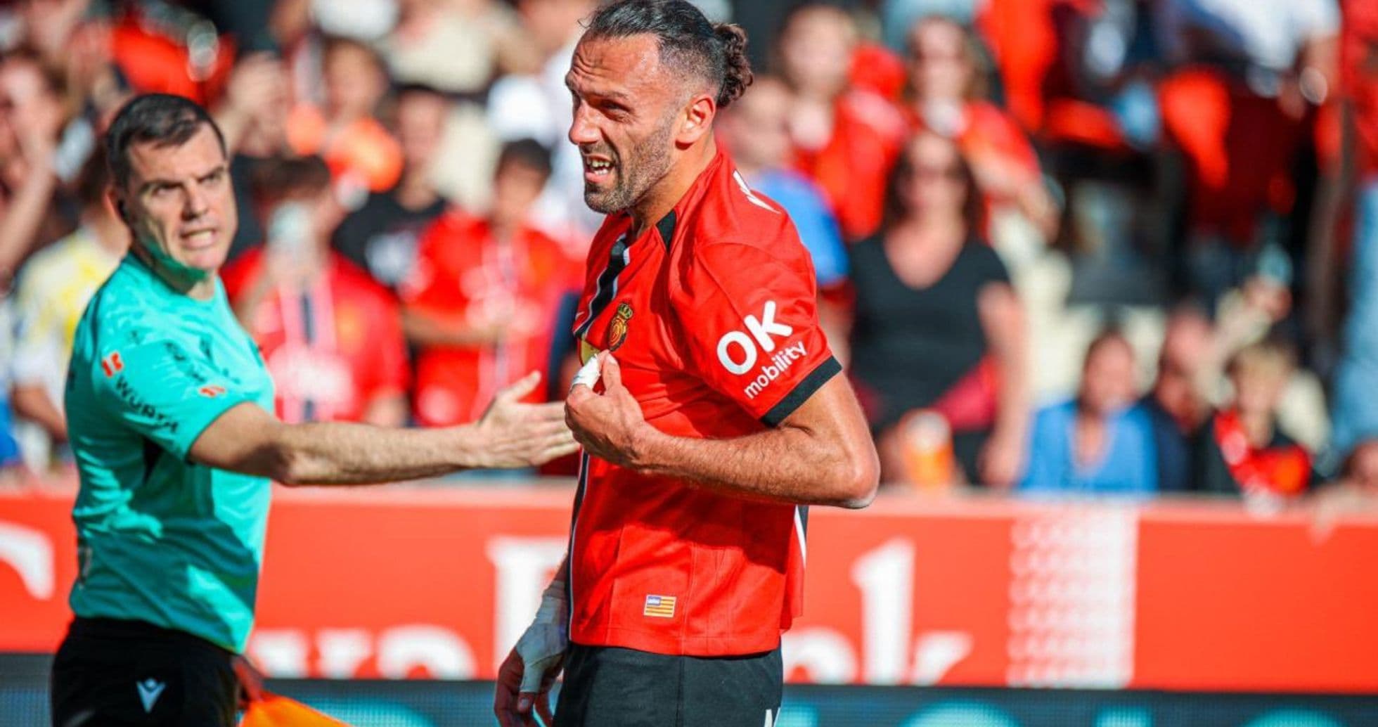 Jugador del Mallorca discutiendo con el árbitro