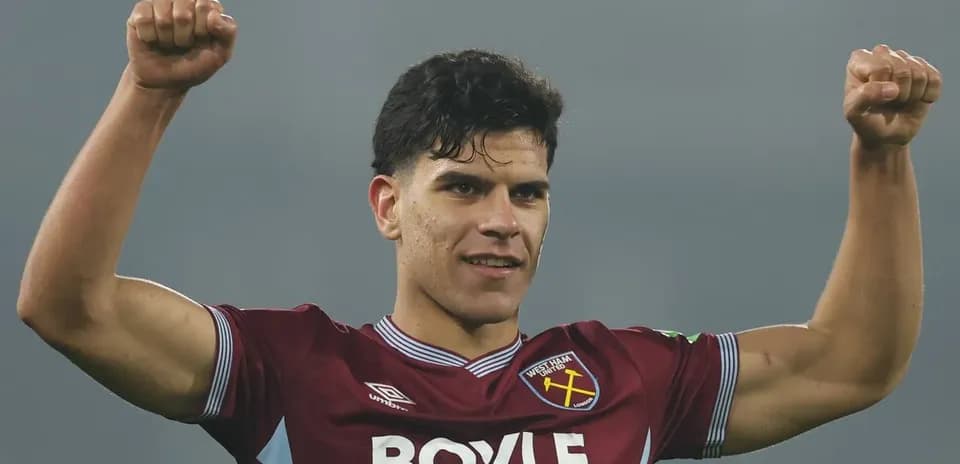 Jugador levantando los brazos en celebración