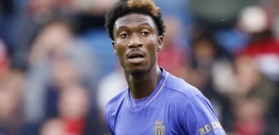 Jugador de AS Monaco en partido con camiseta morada