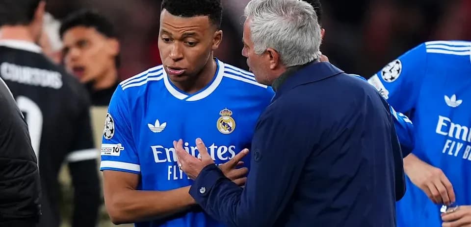 Mbappé hablando con el entrenador tras el partido