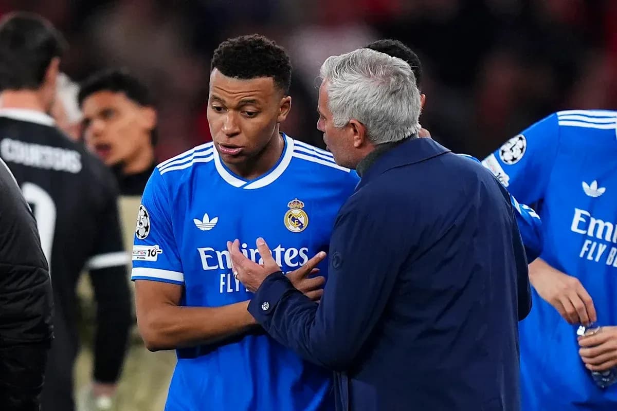 Mbappé hablando con el entrenador tras el partido
