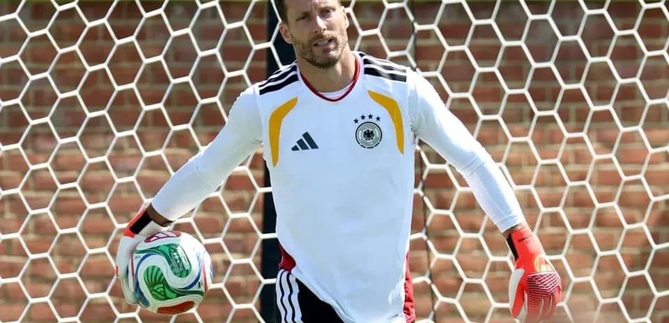 Portero de Alemania sosteniendo un balón en la portería