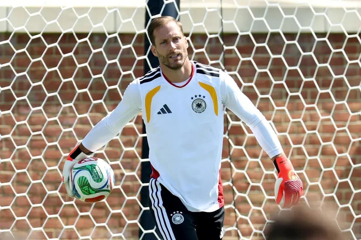 Portero de Alemania sosteniendo un balón en la portería