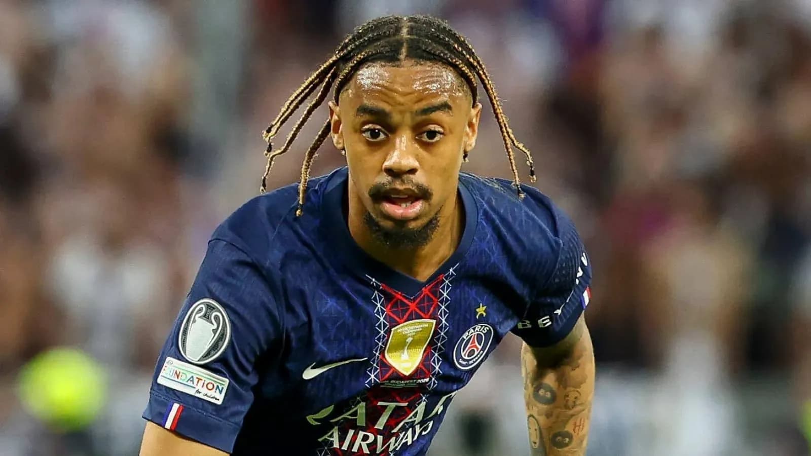 Jugador de PSG corriendo durante un partido