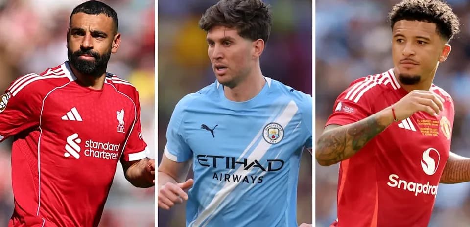 Tres jugadores de fútbol en sus uniformes de equipo